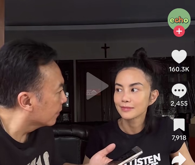 Ari Lasso saat memperdengarkan lagu ke Dearly Djoshua, sebelum kemudian dibentak (TikTok ECHO)